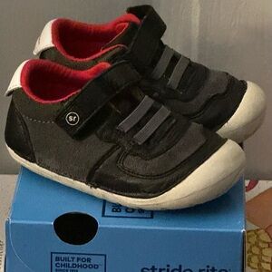 NIB Stride Rite Black Canvas Sneakers Size 5.5 Medium